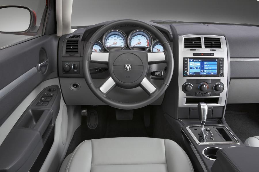  Dodge Charger R/T 2005 года  (фото 22 из 81)